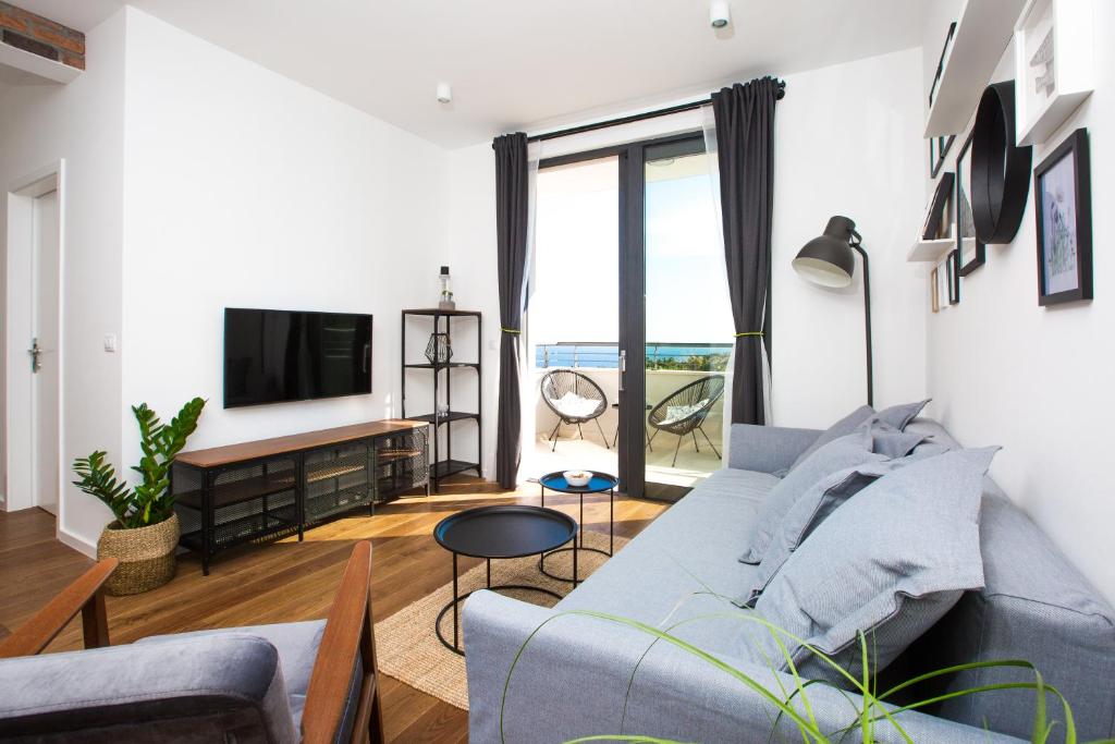 - un salon avec un canapé et une télévision dans l'établissement DuArt Cozy Apartment, à Dubrovnik