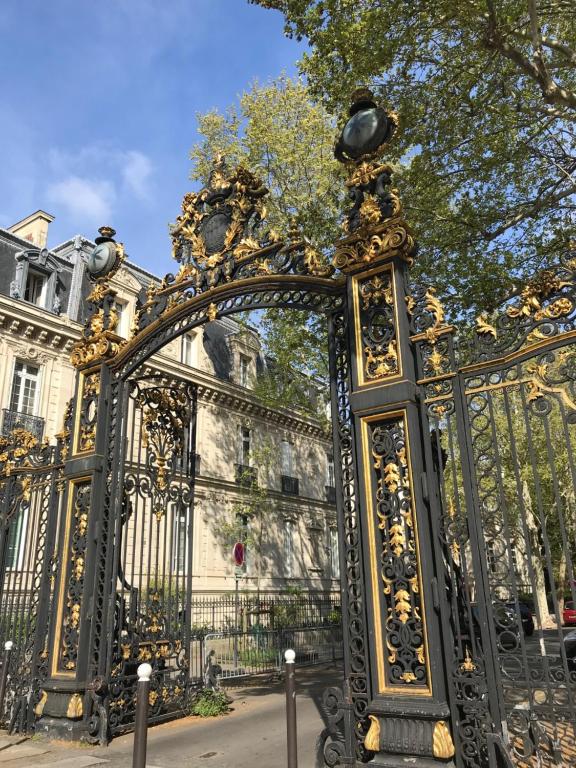 um portão ornamentado em frente a um edifício em Parc Monceau em Paris