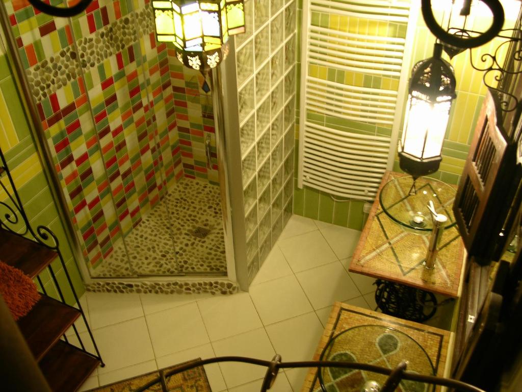 baño con ducha a ras de suelo junto a un espejo en mare-monte, en Evisa