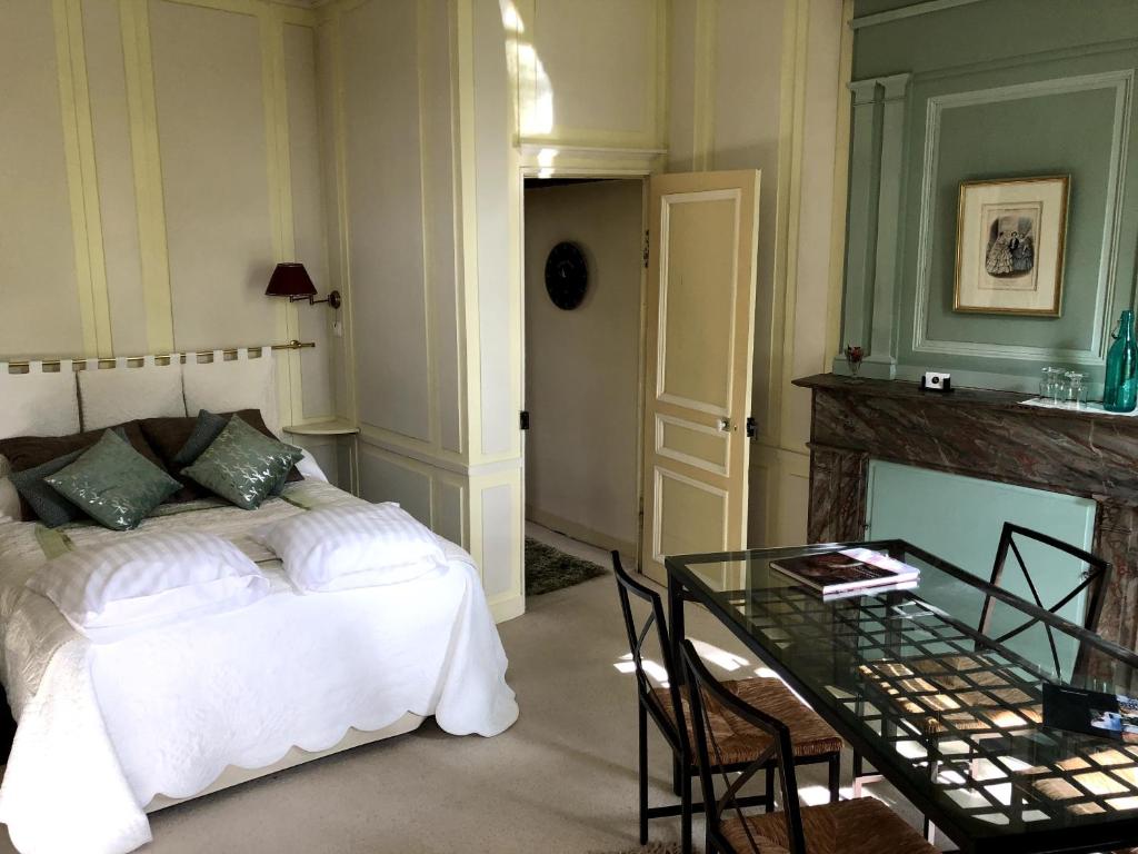 Postel nebo postele na pokoji v ubytování Les chambres d'hôtes du Manoir de Roz-Maria