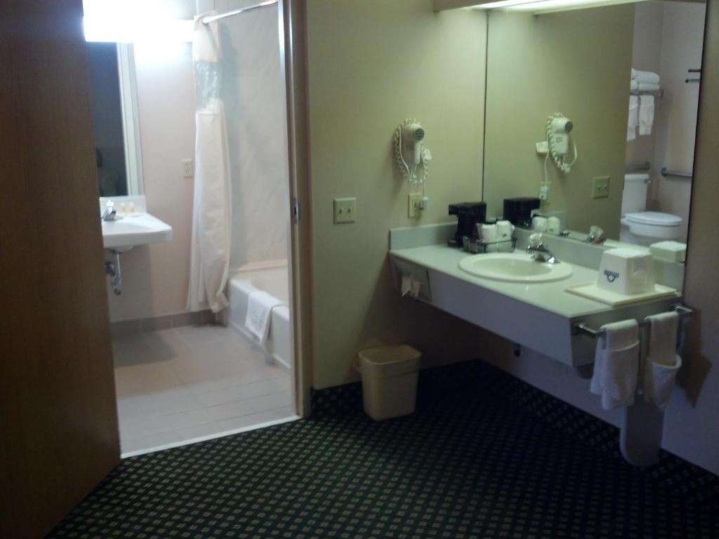 Days Inn & Suites by Wyndham Logan photo