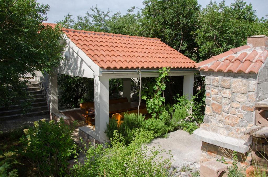 pawilon z czerwonym dachem w ogrodzie w obiekcie SEA VIEW apartments w mieście Klenovica