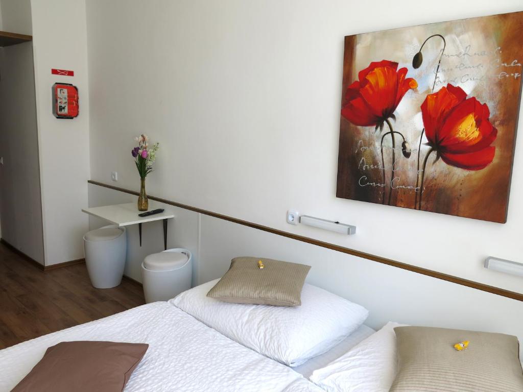 sypialnia z łóżkiem i obrazem na ścianie w obiekcie KIBI Rooms self check-in w Wiedniu