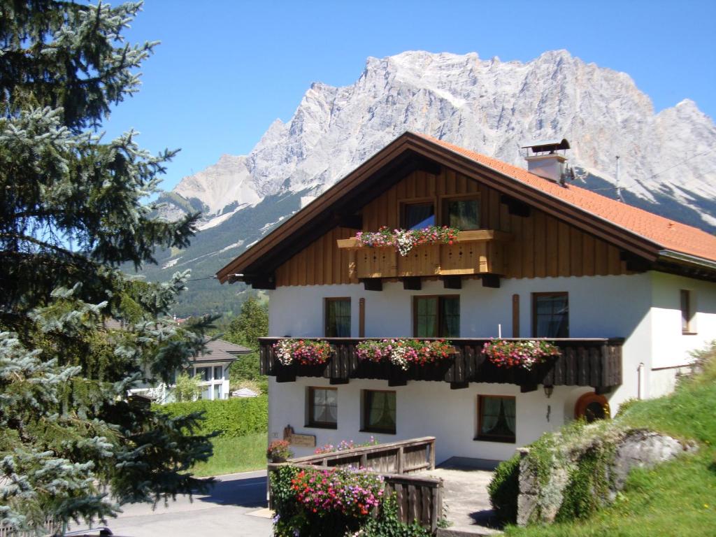 una casa frente a una montaña en Appartements Luttinger, en Biberwier