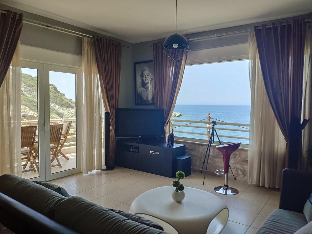 - un salon avec vue sur l'océan dans l'établissement Luxury Seaside House in Mades Heraklion, à Agia Pelagia