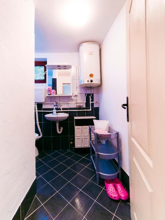 Koupelna v ubytování Apartmani Slavica