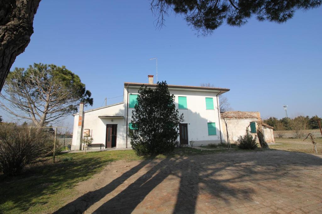 dom z drzewem przed nim w obiekcie Ca' Basilio w mieście Taglio di Po