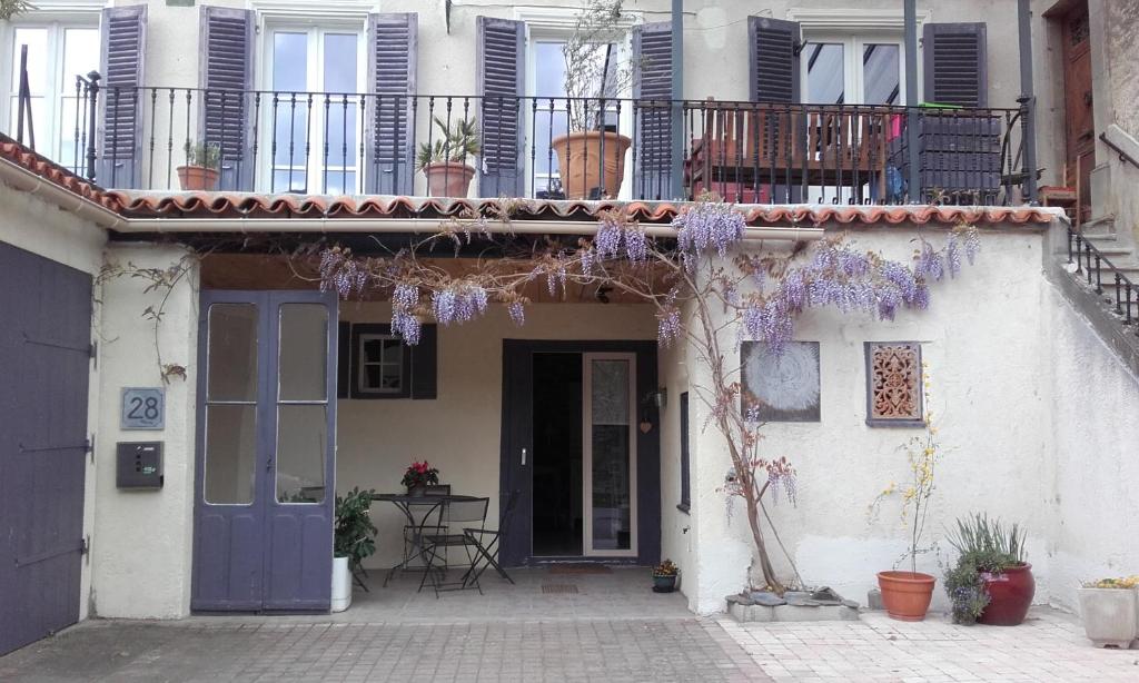 a house with a purple door and a patio at Le roc de l&#39;aigle in Cabrespine