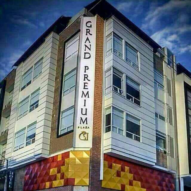 Un edificio con un cartel al costado. en Hotel Grand Premium Plaza, en Pitalito