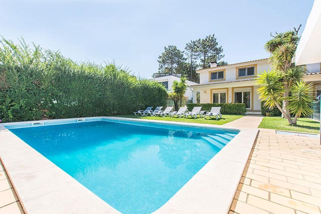 einen Pool im Hinterhof eines Hauses in der Unterkunft Villa Isabel in Fernão Ferro