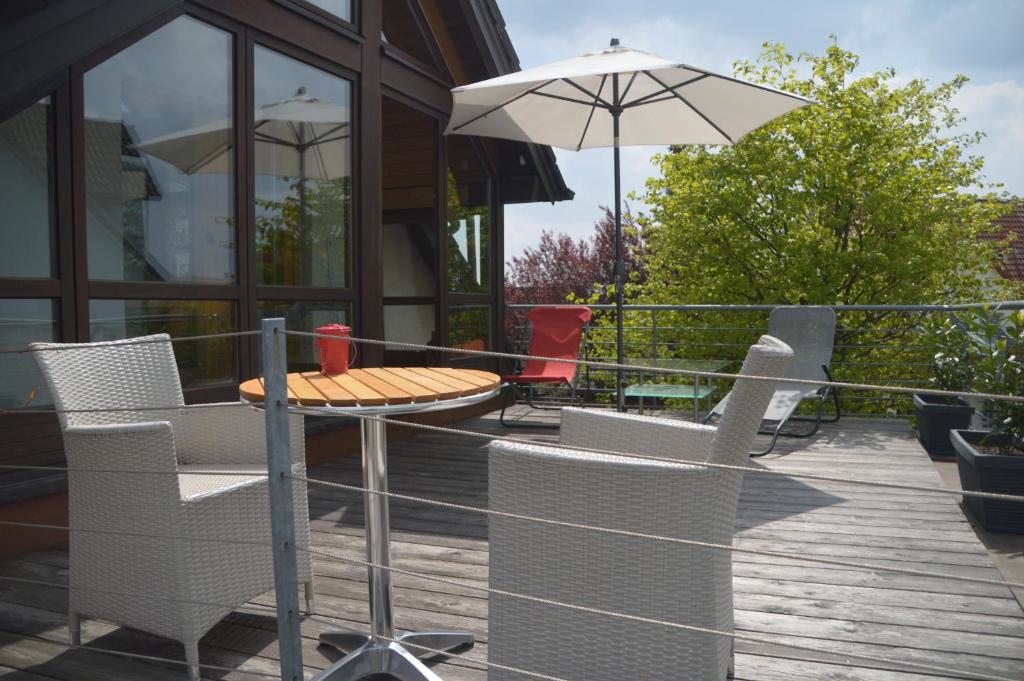 a patio with a table and chairs and an umbrella at Stolzing-Apart in Bayreuth