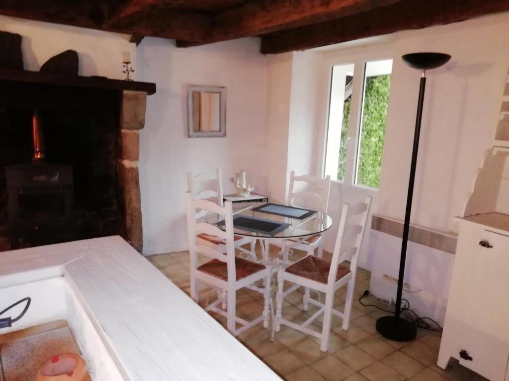 kuchnia ze stołem i krzesłami w pokoju w obiekcie Gîte du mont de transet w mieście Thauron