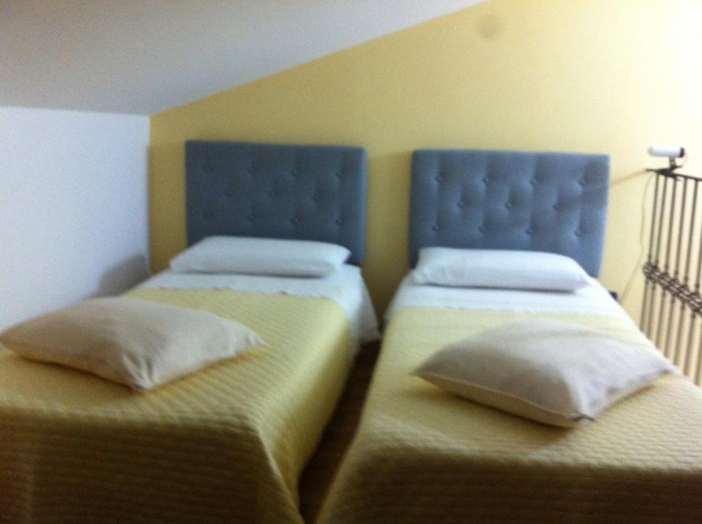 ソレントにあるCasa Iolandaのベッド2台が隣同士に設置された部屋です。