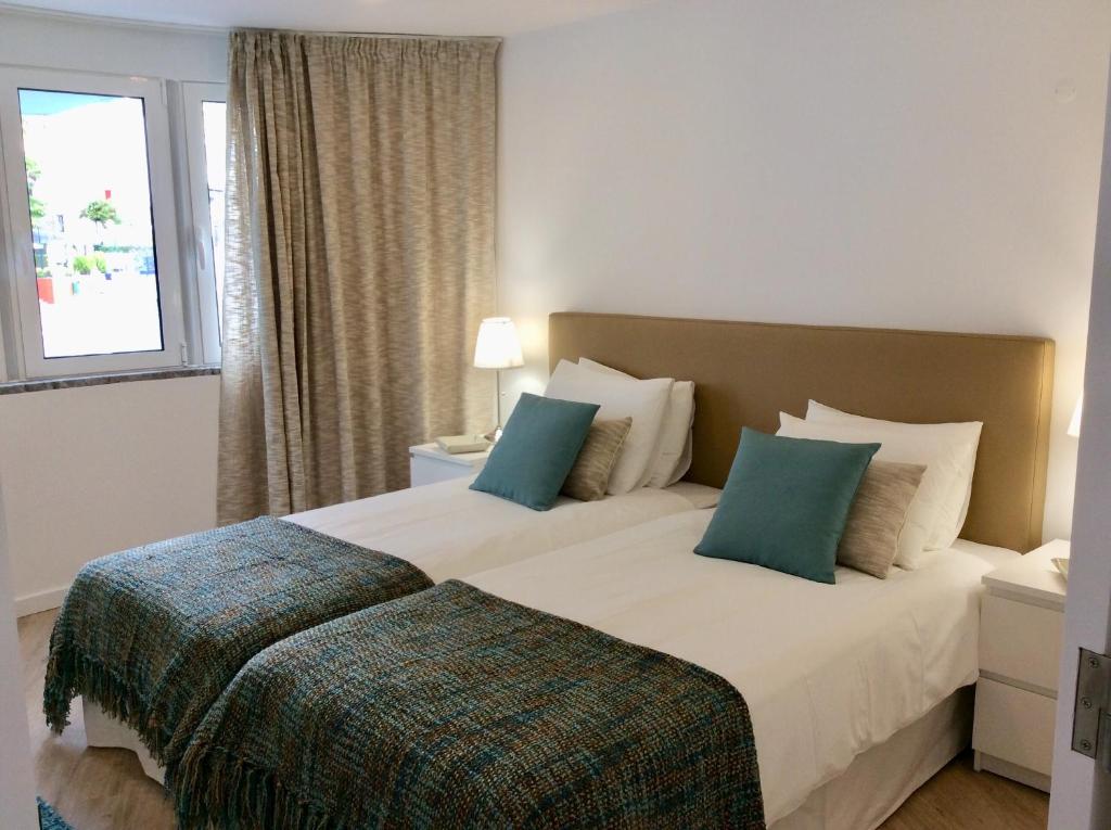 Habitación de hotel con cama y ventana en CHARMING LIDO FLAT II en Funchal