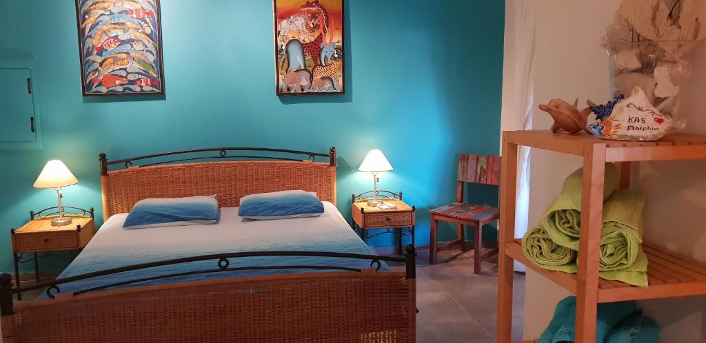 a bedroom with a bed and a blue wall at Appartement bonaire in Kralendijk