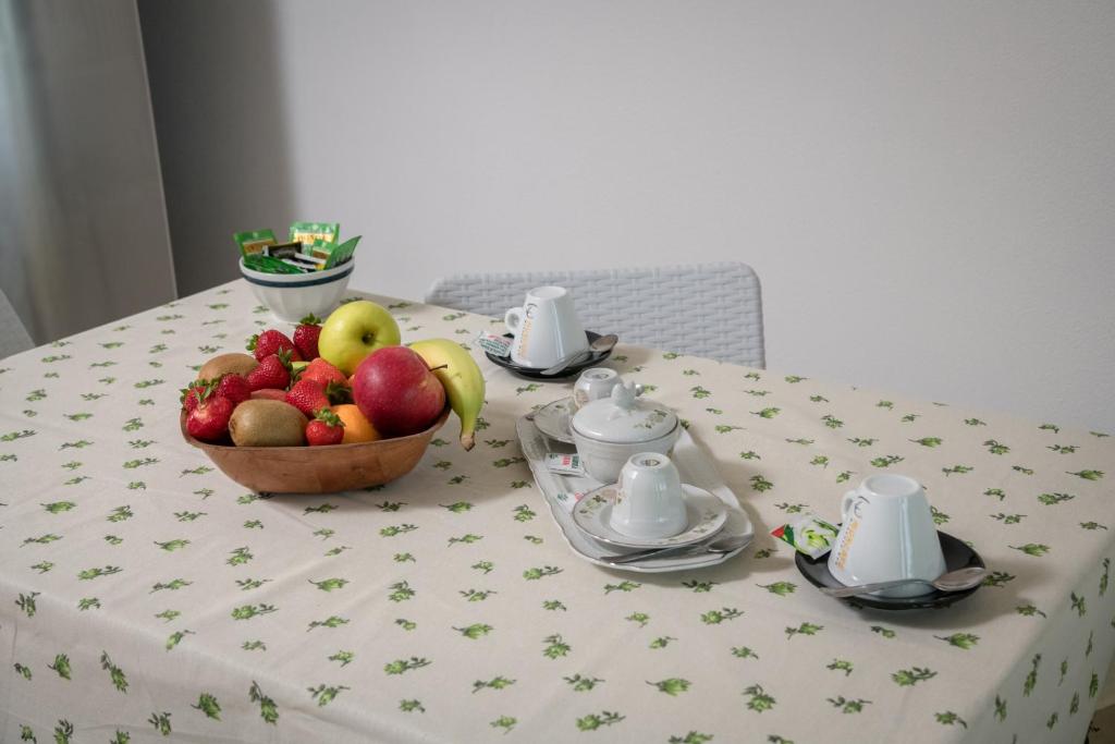 uma mesa com uma tigela de fruta em B&B Interno 14 em Taranto