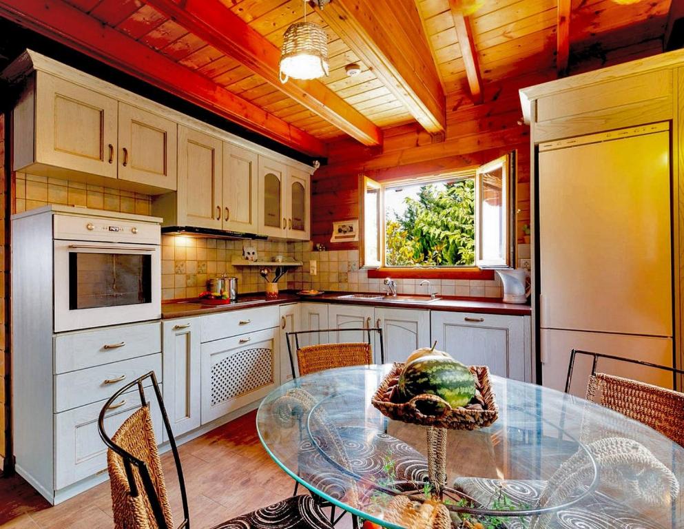 Kép Luxury Wooden Villa with Pool, The Nest szállásáról Káto Korakiánában a galériában