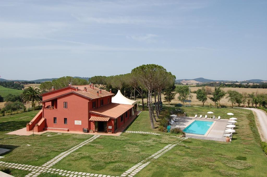 Ein Blick auf den Pool von der Unterkunft Country Villas Fattoria Le Guardiole oder aus der Nähe