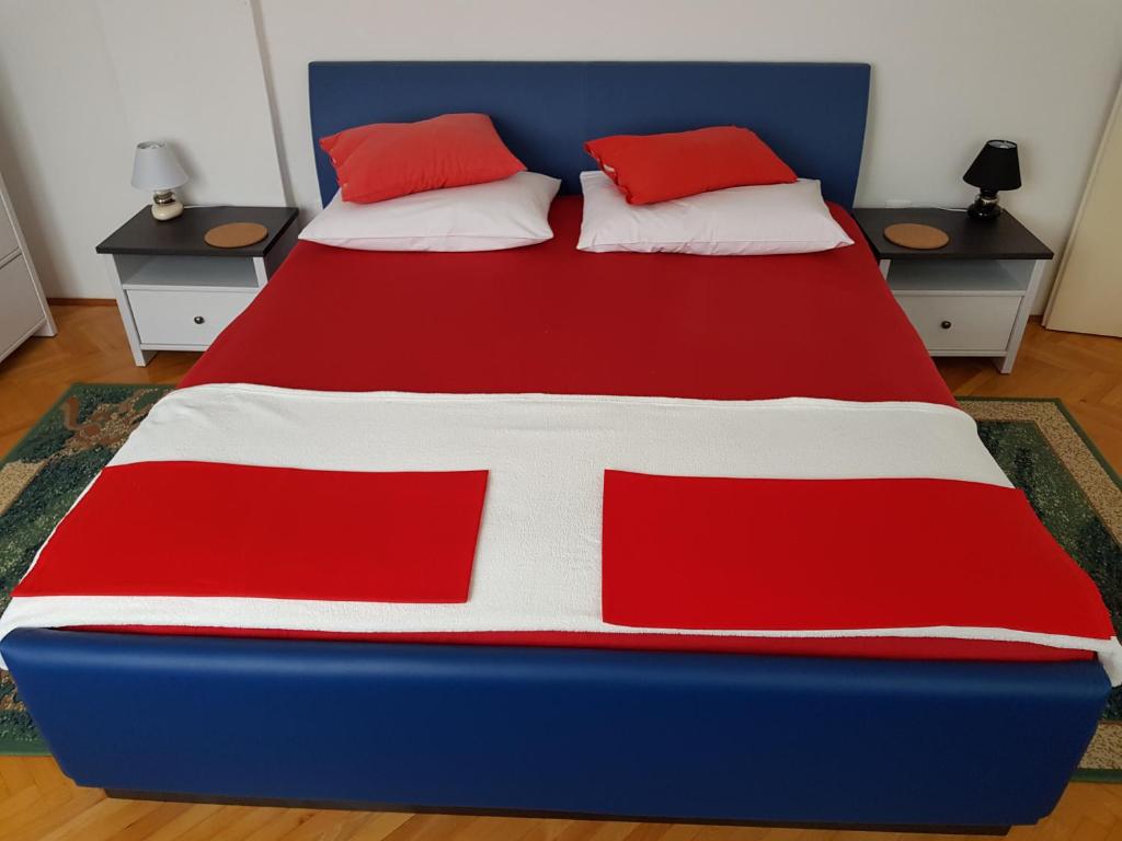 Un pat sau paturi într-o cameră la Apartment Silva free wifi free parking