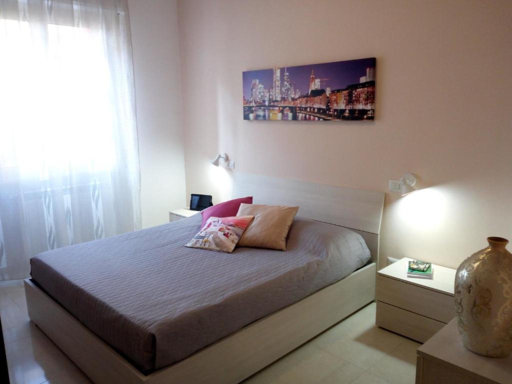 a bedroom with a bed and a painting on the wall at Mira in Pescara