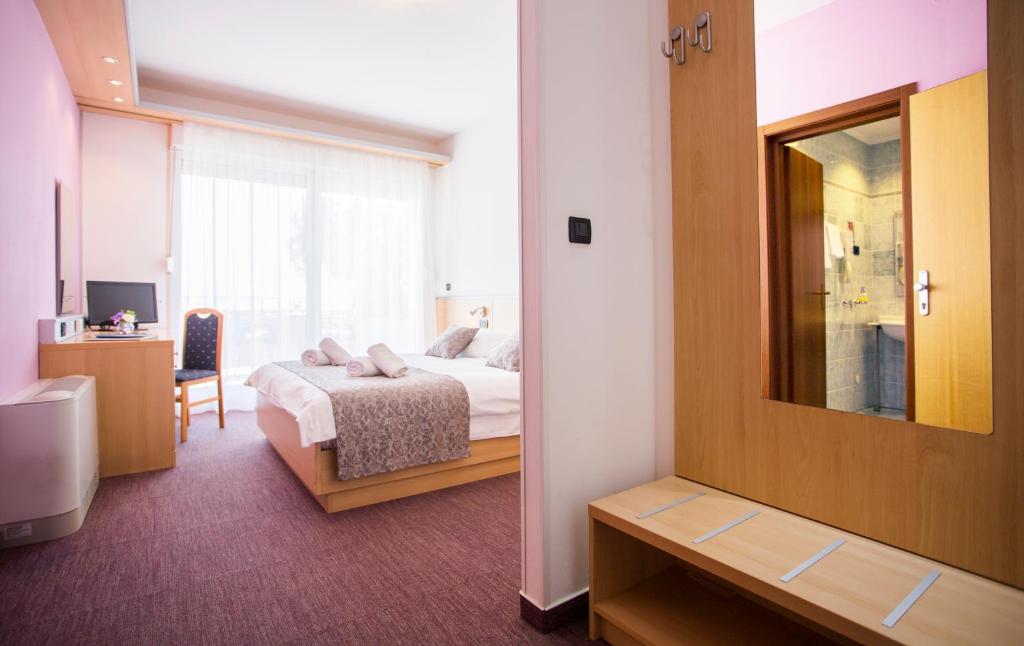 Postel nebo postele na pokoji v ubytování Hotel More