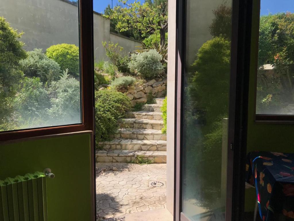 una puerta abierta con vistas a una escalera en Il Giardino di Silvia en Veglie