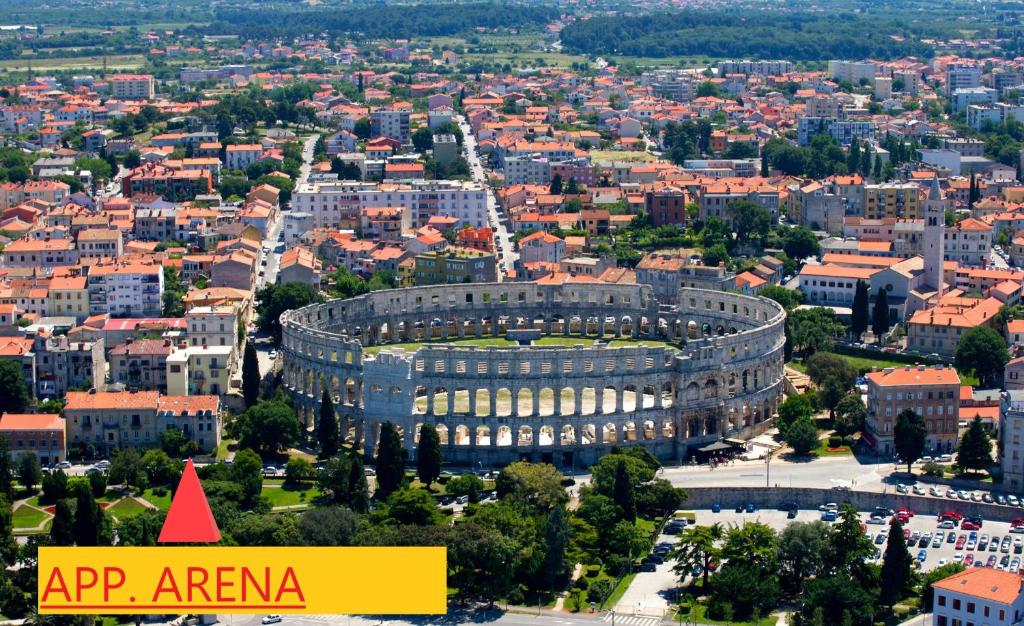 Nespecifikovaný výhled na destinaci Pula nebo výhled na město při pohledu z apartmánu