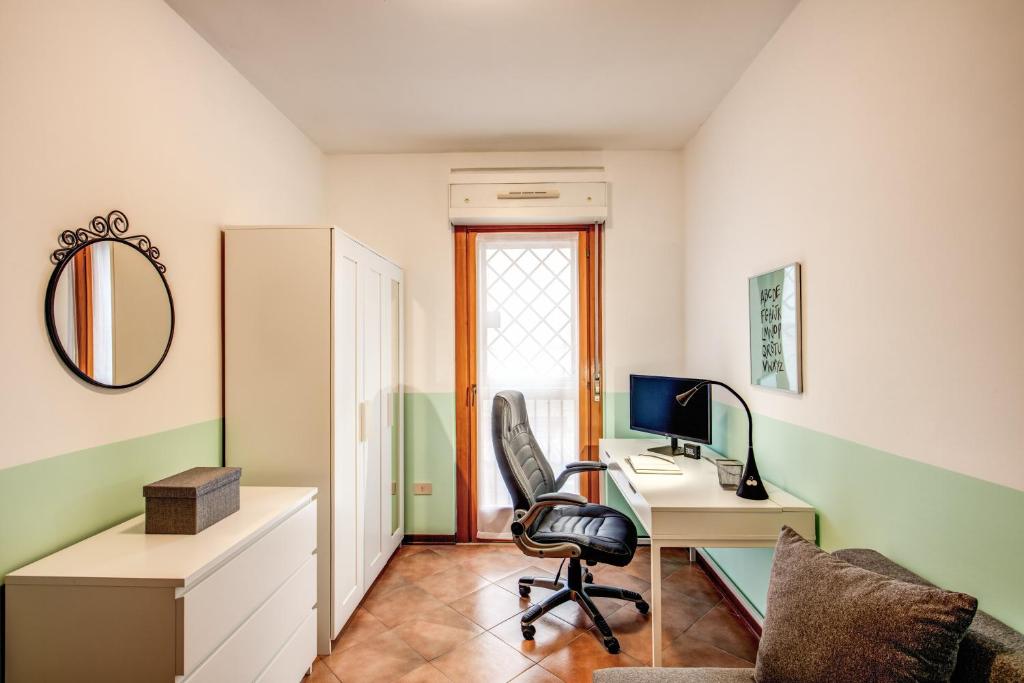 Telewizja i/lub zestaw kina domowego w obiekcie House between Rome and the sea