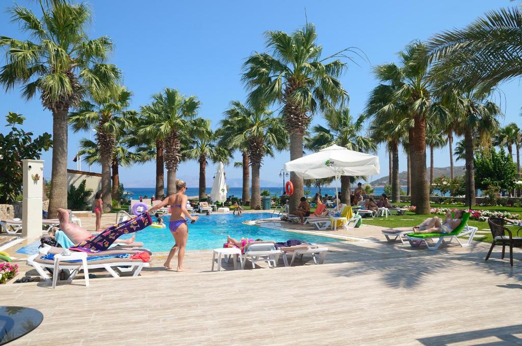 um grupo de pessoas numa piscina num resort em My Marina Select Hotel em Datça