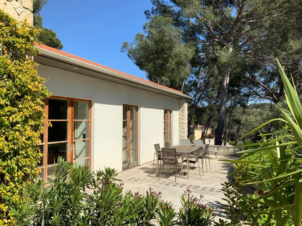 ein Haus mit einer Terrasse, einem Tisch und Stühlen in der Unterkunft Villa Magali in Sanary-sur-Mer