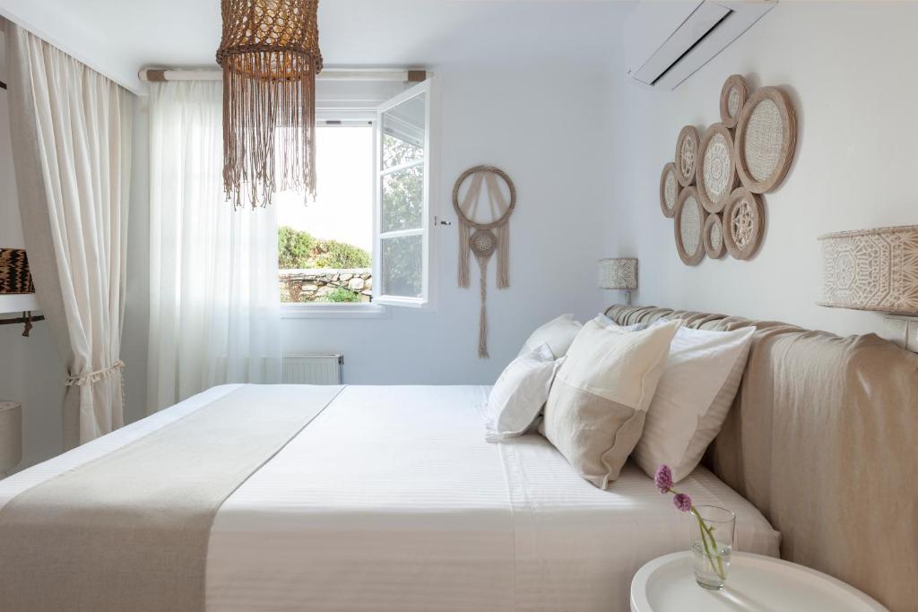 Postel nebo postele na pokoji v ubytování Amalgam Homes Paros
