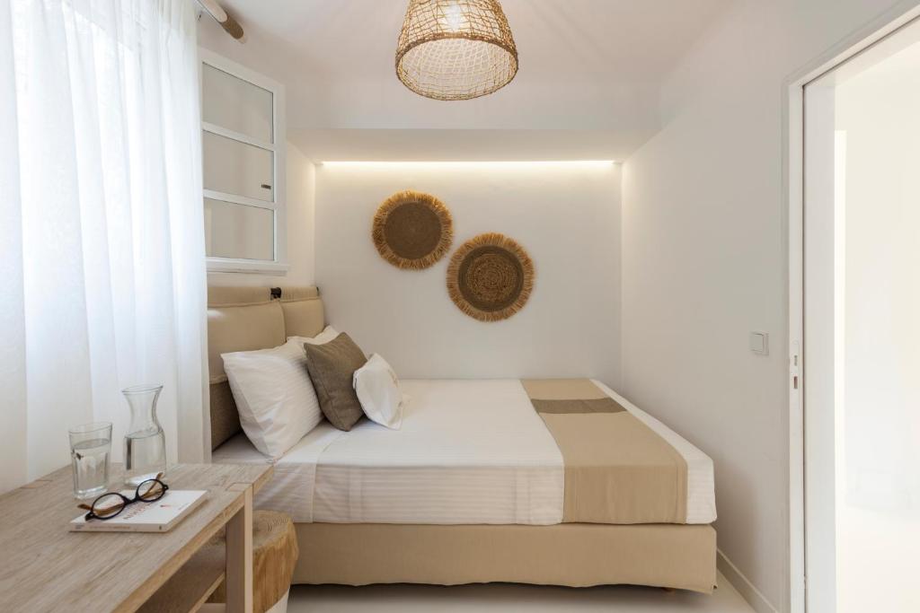 Postel nebo postele na pokoji v ubytování Amalgam Homes Paros