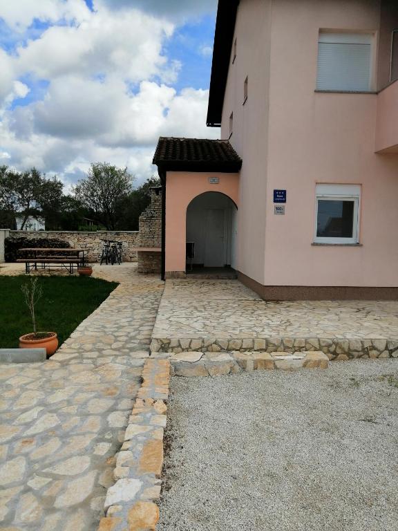Budova, v ktorej sa apartmán nachádza