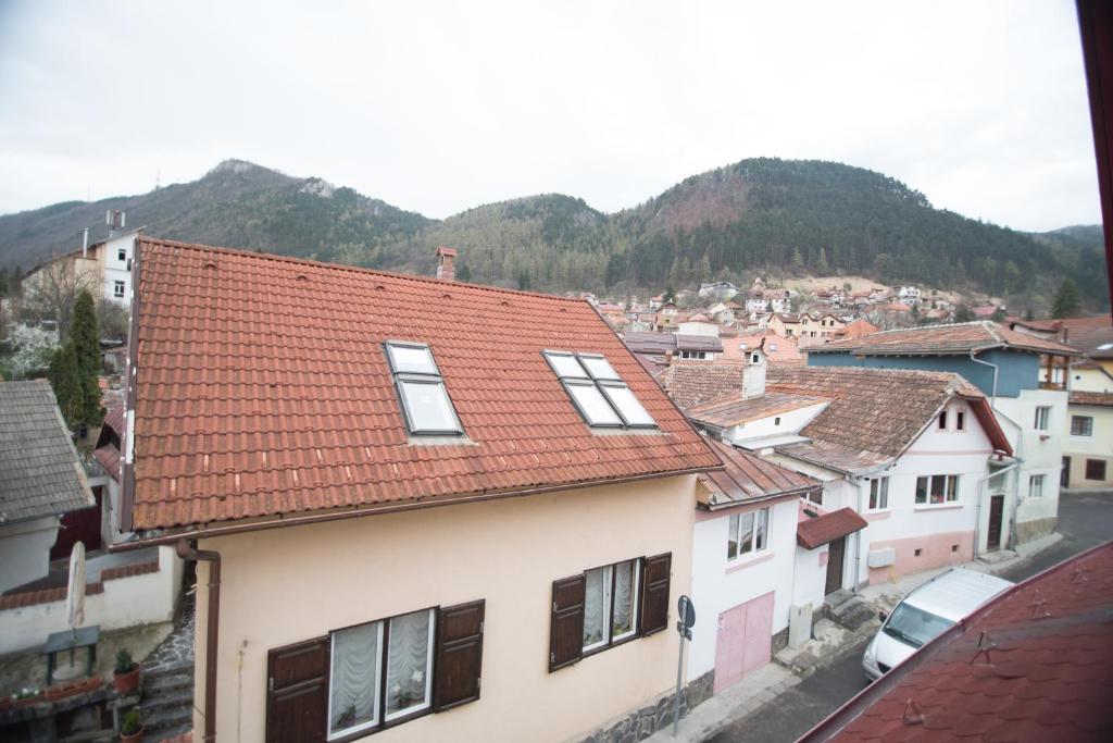 Nespecifikovaný výhled na hory nebo výhled na hory při pohledu z hostelu