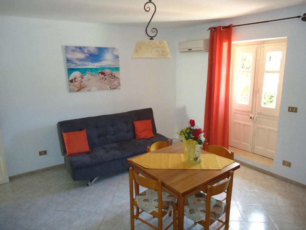 a living room with a blue couch and a table at casa nina in Mondello