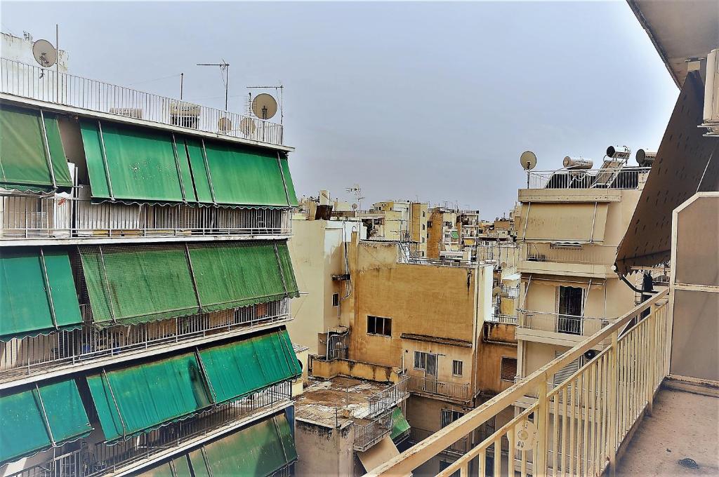 widok na miasto z budynkami w obiekcie Quiet - Comfortable apartment 33sqm Pagrati Athens w Atenach