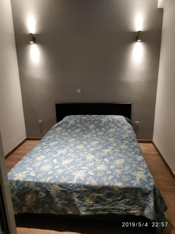 Кровать или кровати в номере One Nice bedroom in center of Athens