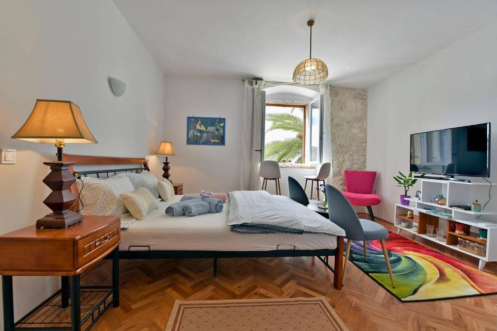 ein Schlafzimmer mit einem Bett und ein Wohnzimmer in der Unterkunft Harmony Room with a Magical SeaView in Hvar