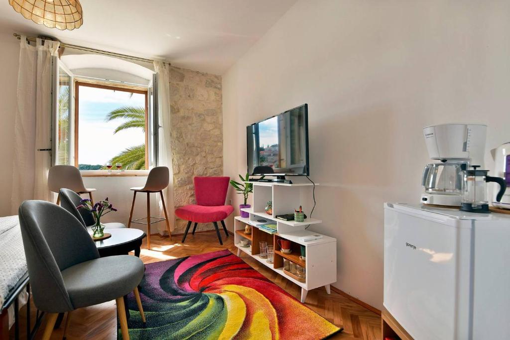 TV a/nebo společenská místnost v ubytování Harmony Room with a Magical SeaView