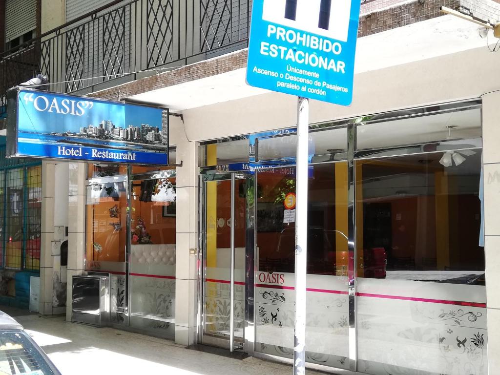 znak uliczny przed sklepem w obiekcie Hotel Oasis w mieście Mar del Plata