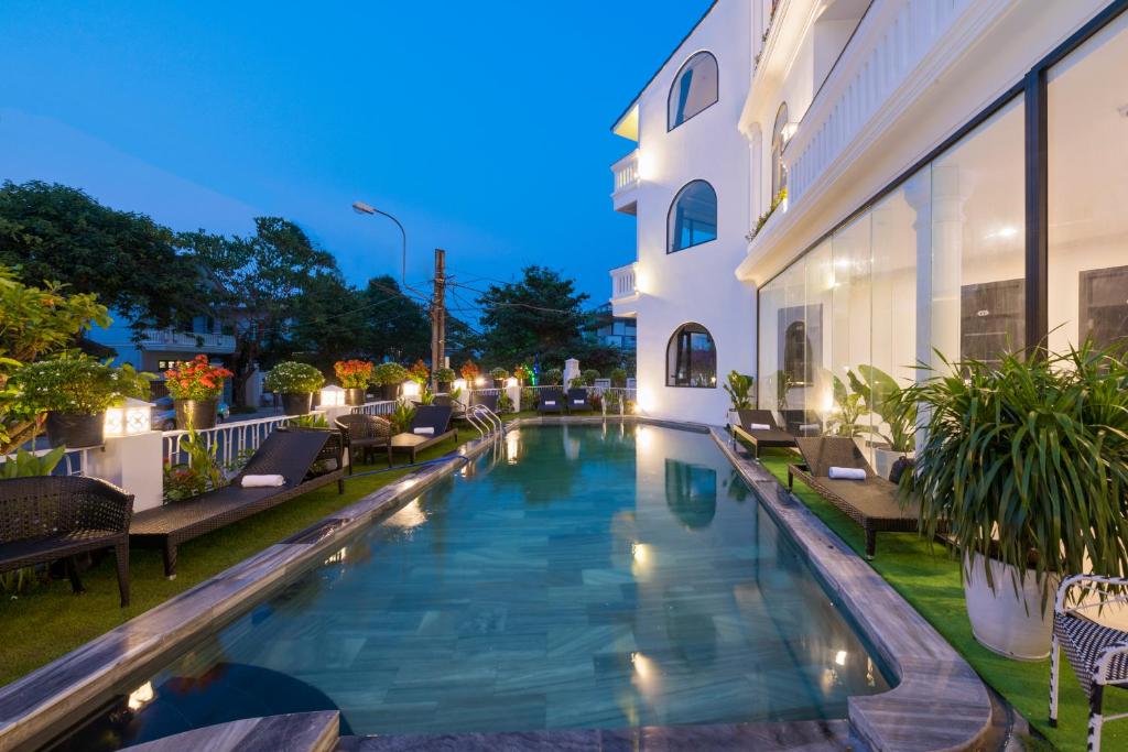 Bazén v ubytování Hoianation Villas Hotel nebo v jeho okolí