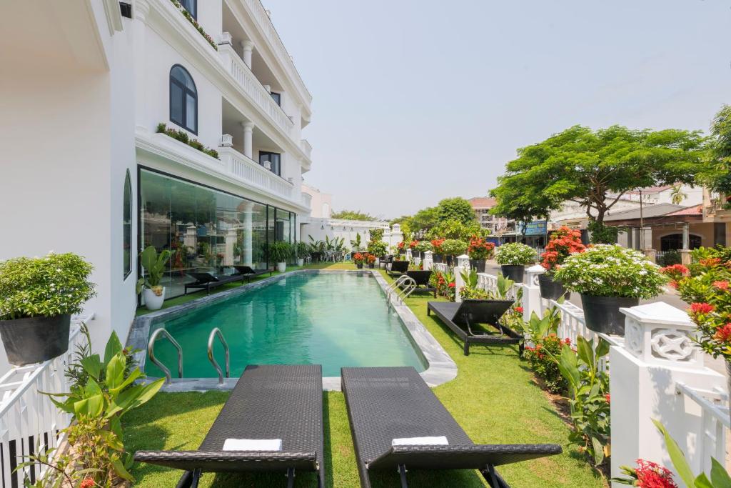 Bazén v ubytování Hoianation Villas Hotel nebo v jeho okolí