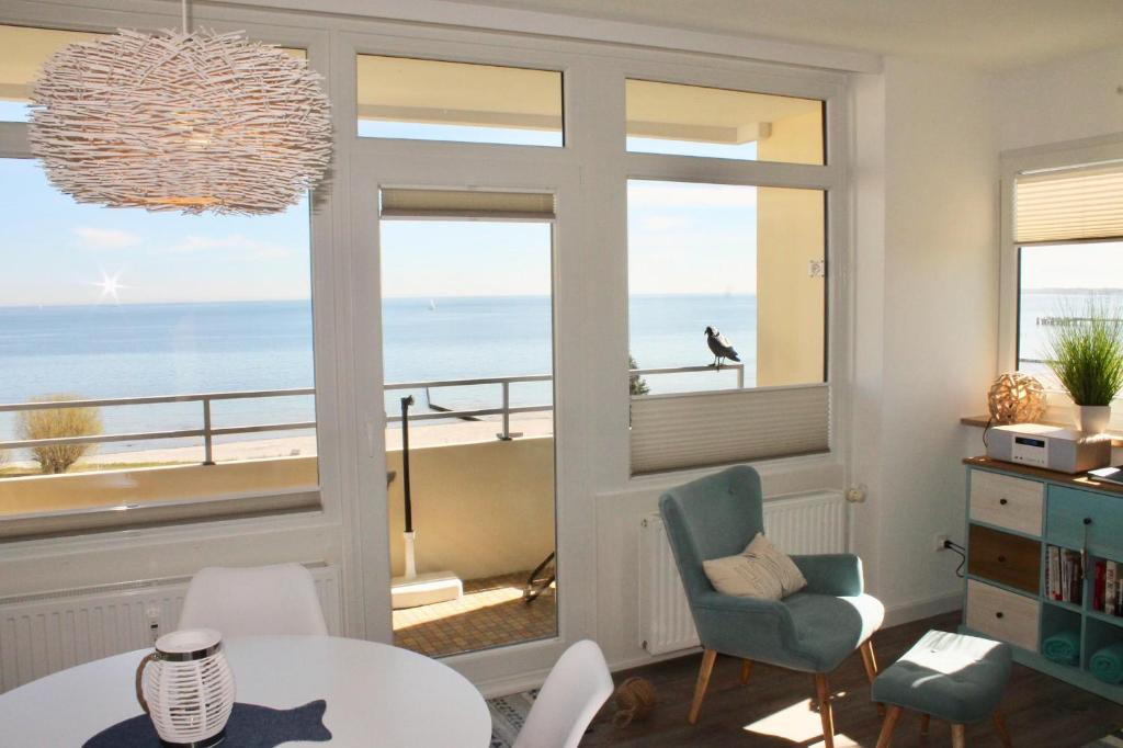 a living room with a view of the ocean at Vier Jahreszeiten Haus 2 Whg 65 in Großenbrode