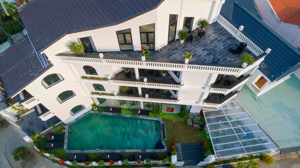 Bazén v ubytování Hoianation Villas Hotel nebo v jeho okolí