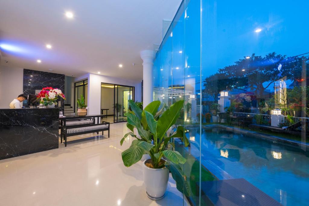 Bazén v ubytování Hoianation Villas Hotel nebo v jeho okolí
