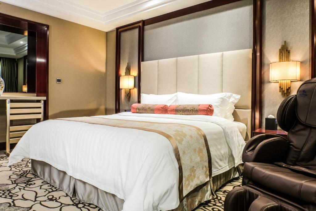 Postel nebo postele na pokoji v ubytování Soluxe Hotel Guangzhou - Overseas Buyers Registration Service&Canton Fair Free Shuttle Bus 15 Oct to 04 Nov