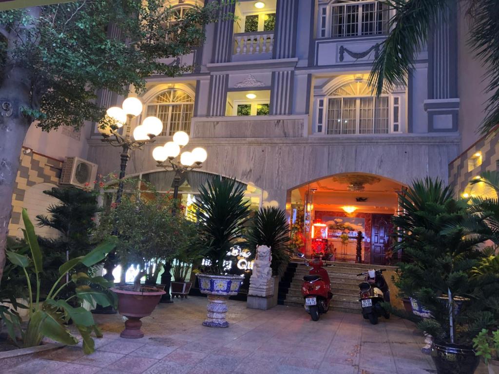 eine Lobby eines Gebäudes mit Pflanzen und Motorrollern in der Unterkunft Hoàng Quân Hotel in Ho-Chi-Minh-Stadt