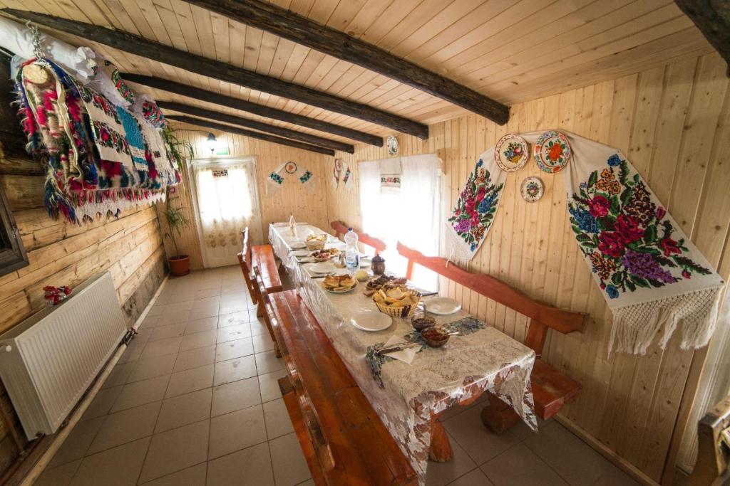 Istumisnurk majutusasutuses Complex Traditional Căsuța Bunicilor-Breb