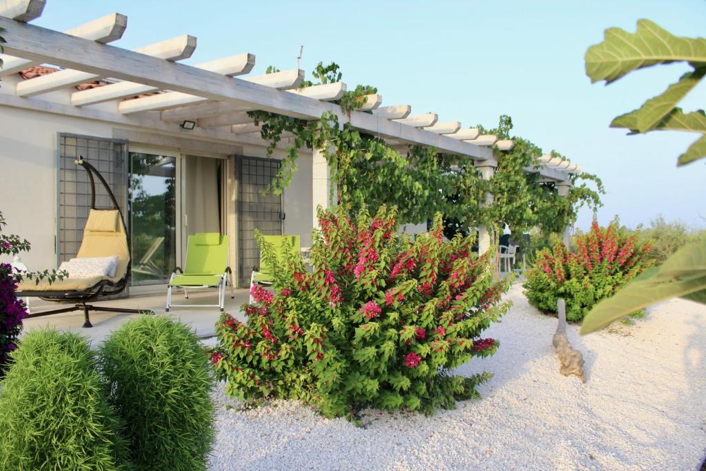 オロゼーイにあるLuxury Country Villa by SardiniaGem, walk to beachの家の前の花植え庭園