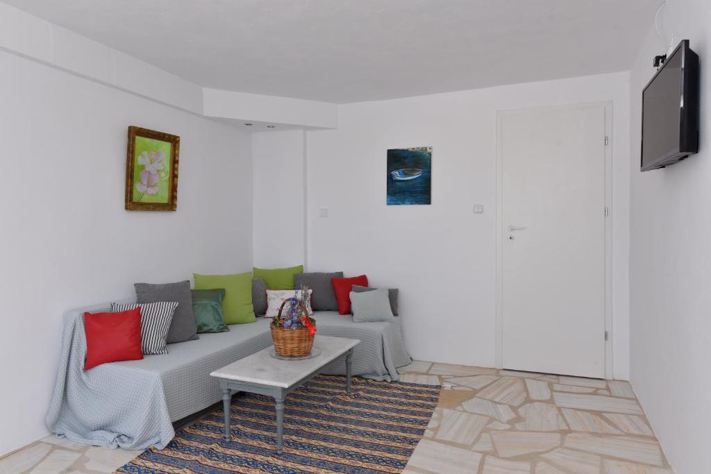 Televízia a/alebo spoločenská miestnosť v ubytovaní VILLA PETROS SEA SUITE